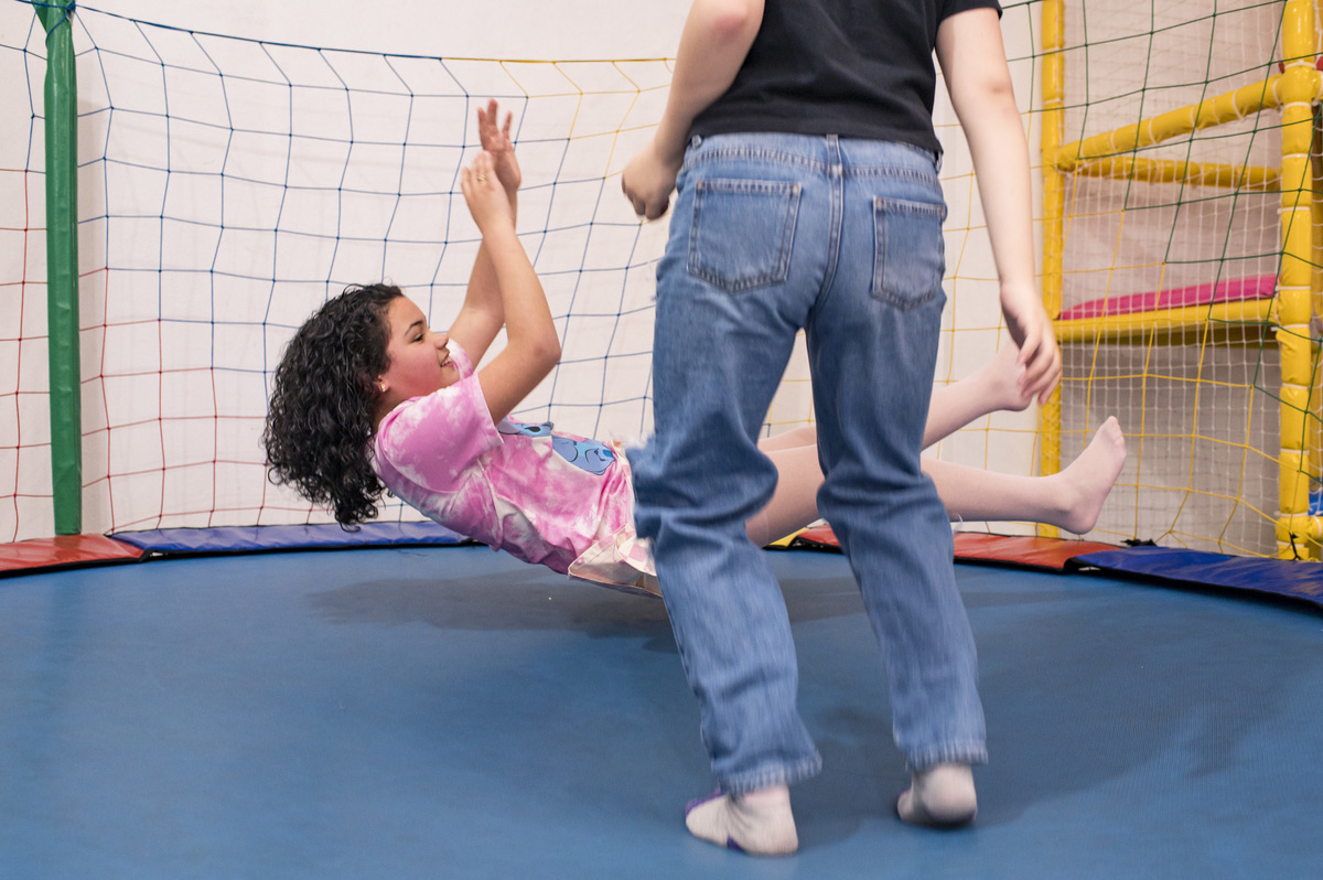 Festa de aniversário infantil - ArfFestas Kids -  fotógrafa Claudia Wallauer crianças na cama elástica