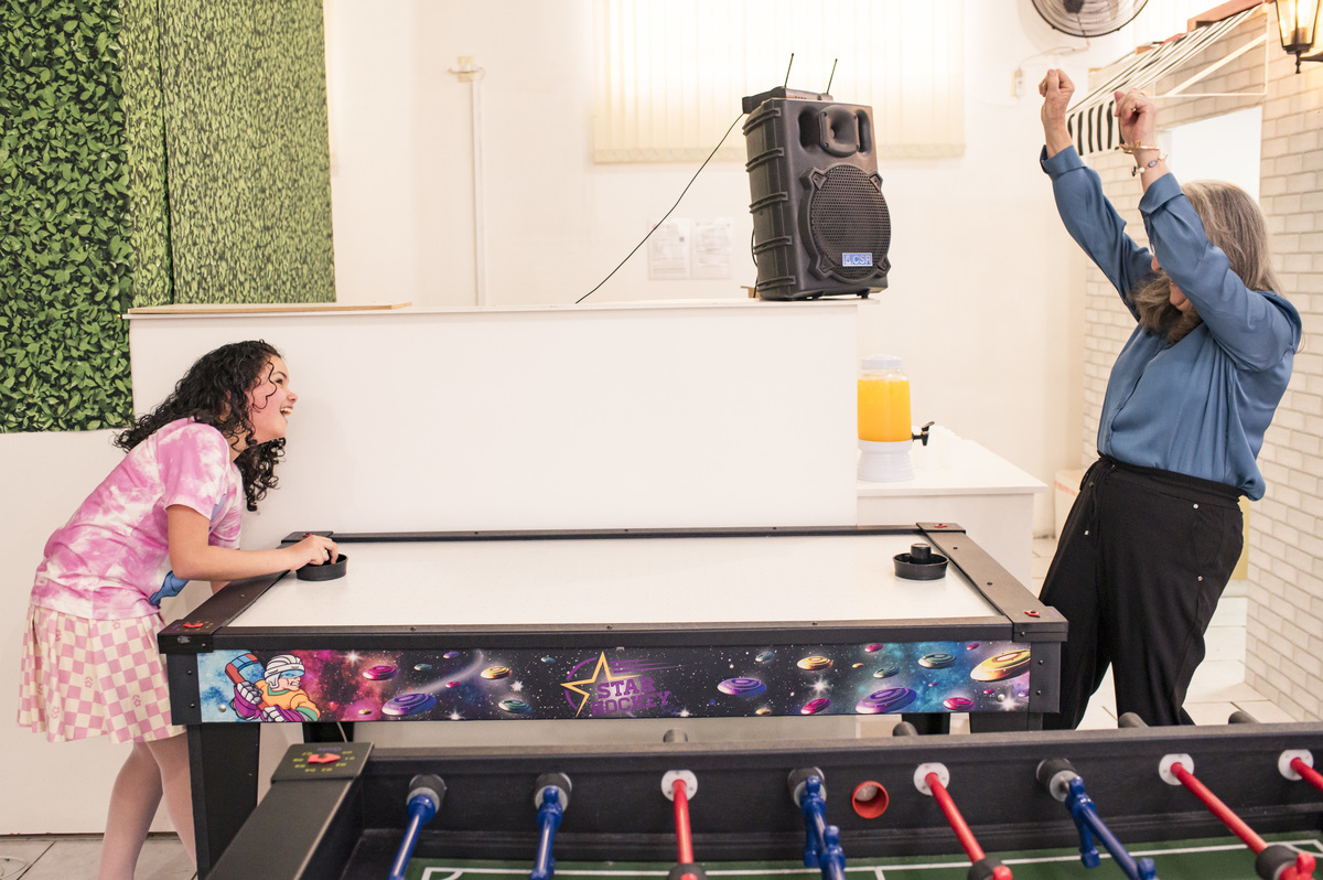 Festa de aniversário infantil - ArfFestas Kids -  fotógrafa Claudia Wallauer - criança brincando com tia no pebolin