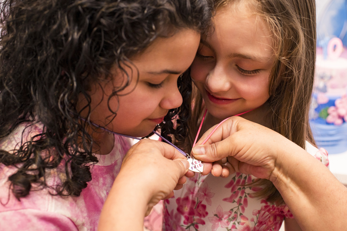 Festa de aniversário infantil - ArfFestas Kids - decoração Lilo e Stitch - fotógrafa Claudia Wallauer, crianças com correntinha de melhores amigas