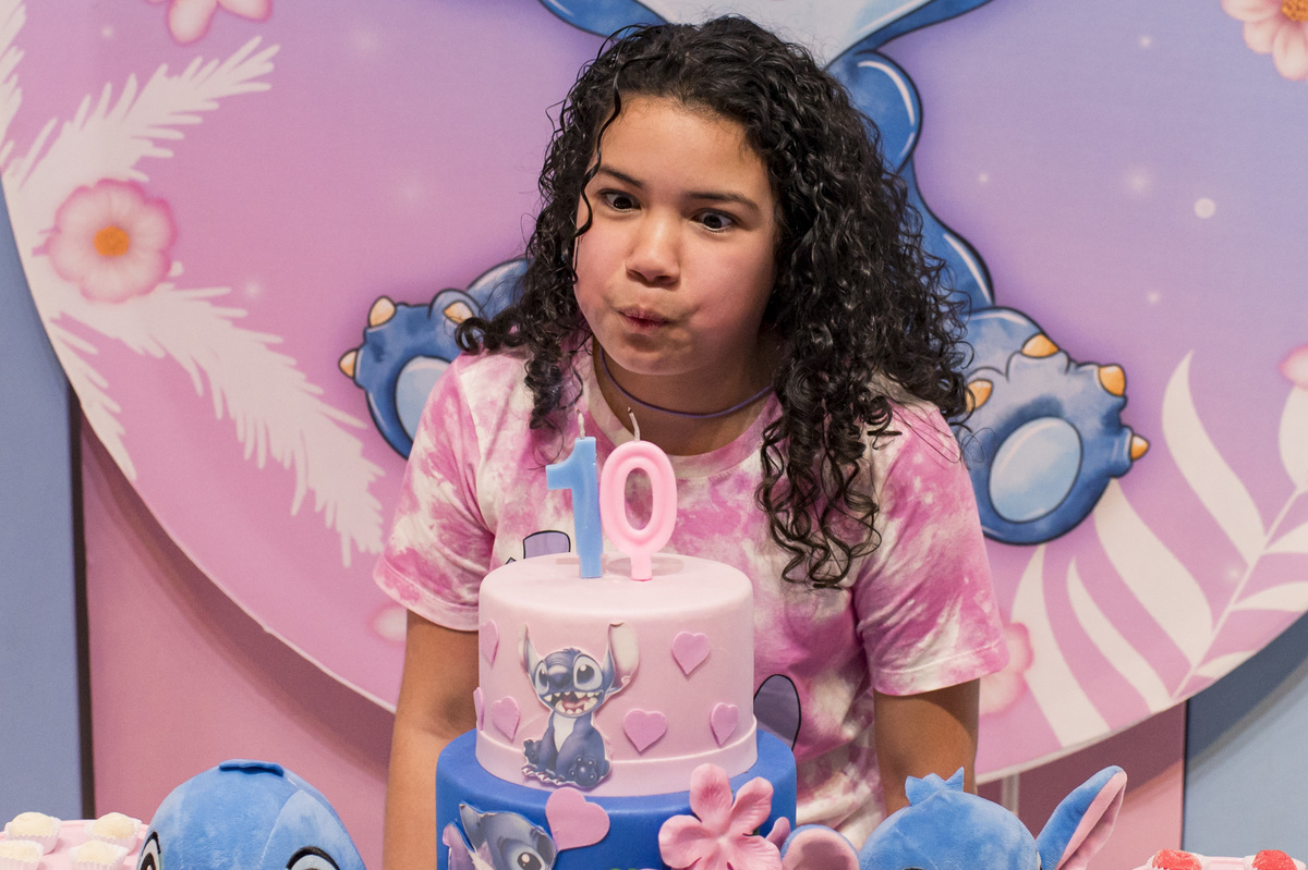 Festa de aniversário infantil - ArfFestas Kids - decoração Lilo e Stitch - fotógrafa Claudia Wallauer, horA DE ASSOPRAR A VELINHA