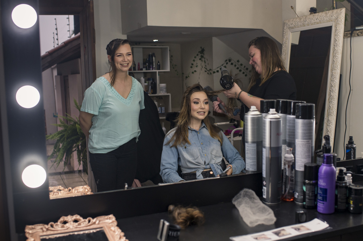 Festa de 15 anos, preparação da debutante e da mãe no salão da Tuane Barreto - fotógrafa Claudia Wallauer