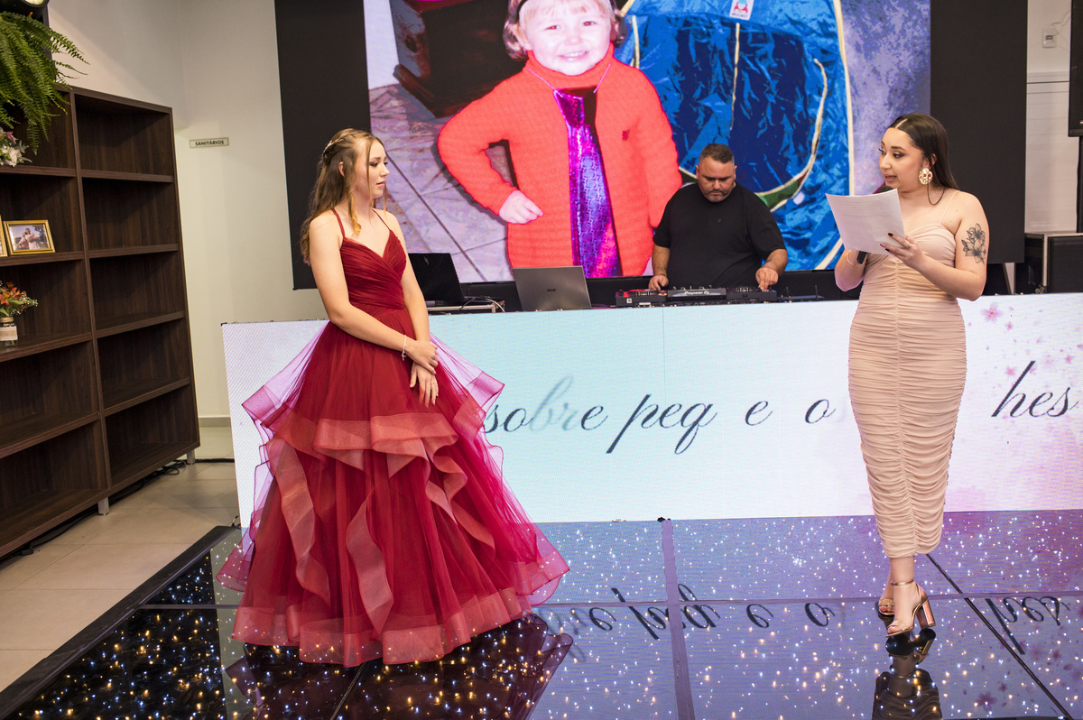 Festa de 15 anos, debutante recebendo homenagens