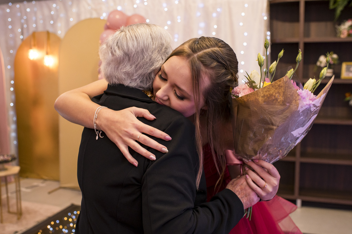 Festa de 15 anos, abraço da avó