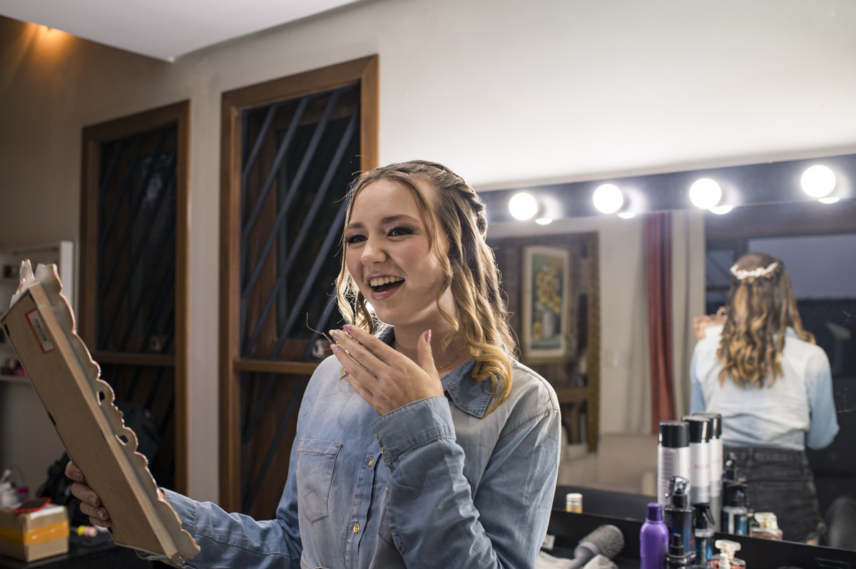 Festa de 15 anos - debutante com cabelo e make pronta - salão Tuane Barreto, fotógrafa Claudia Wallauer
