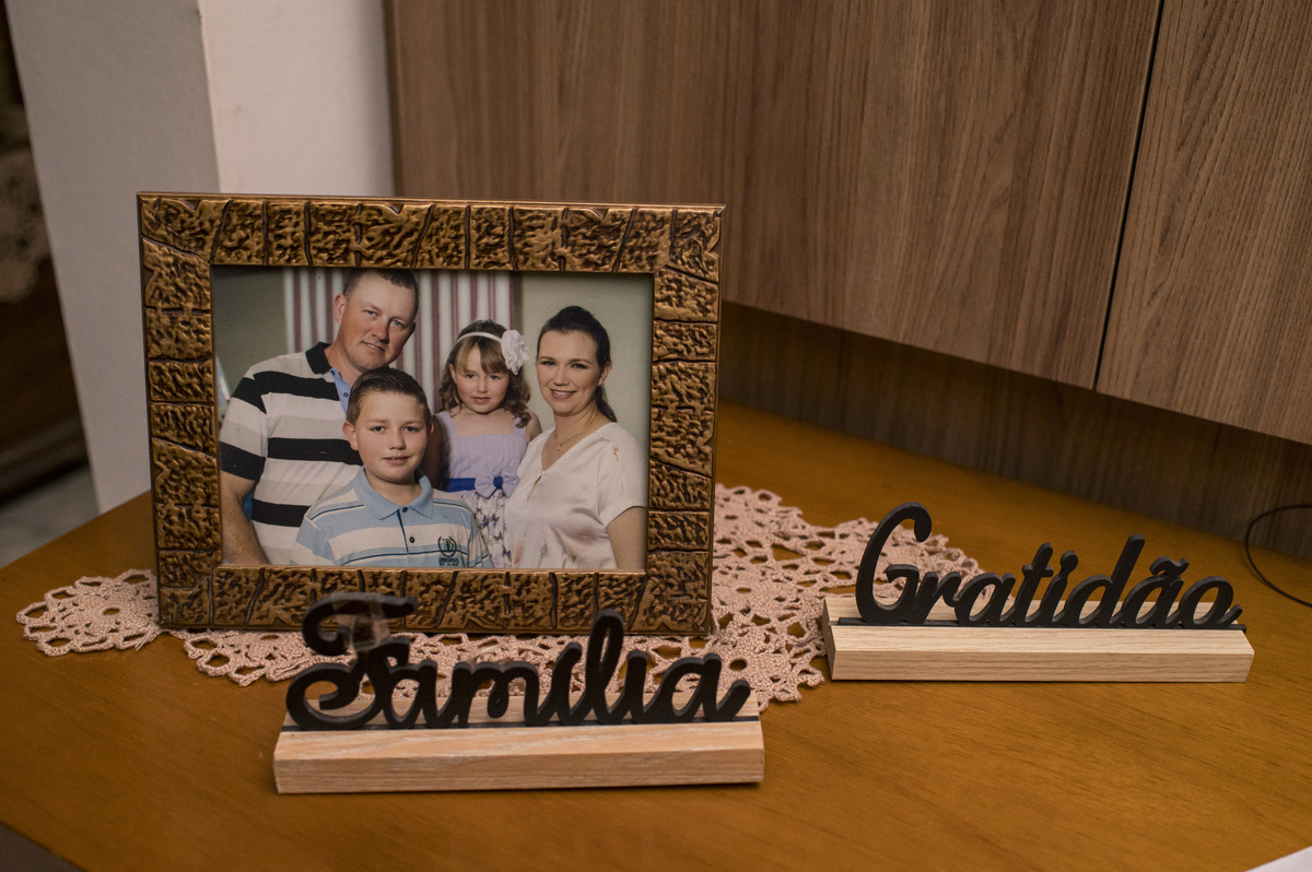 Festa de 15 anos, debutante terminando de se arrumar em casa - fotógrafa Claudia Wallauer