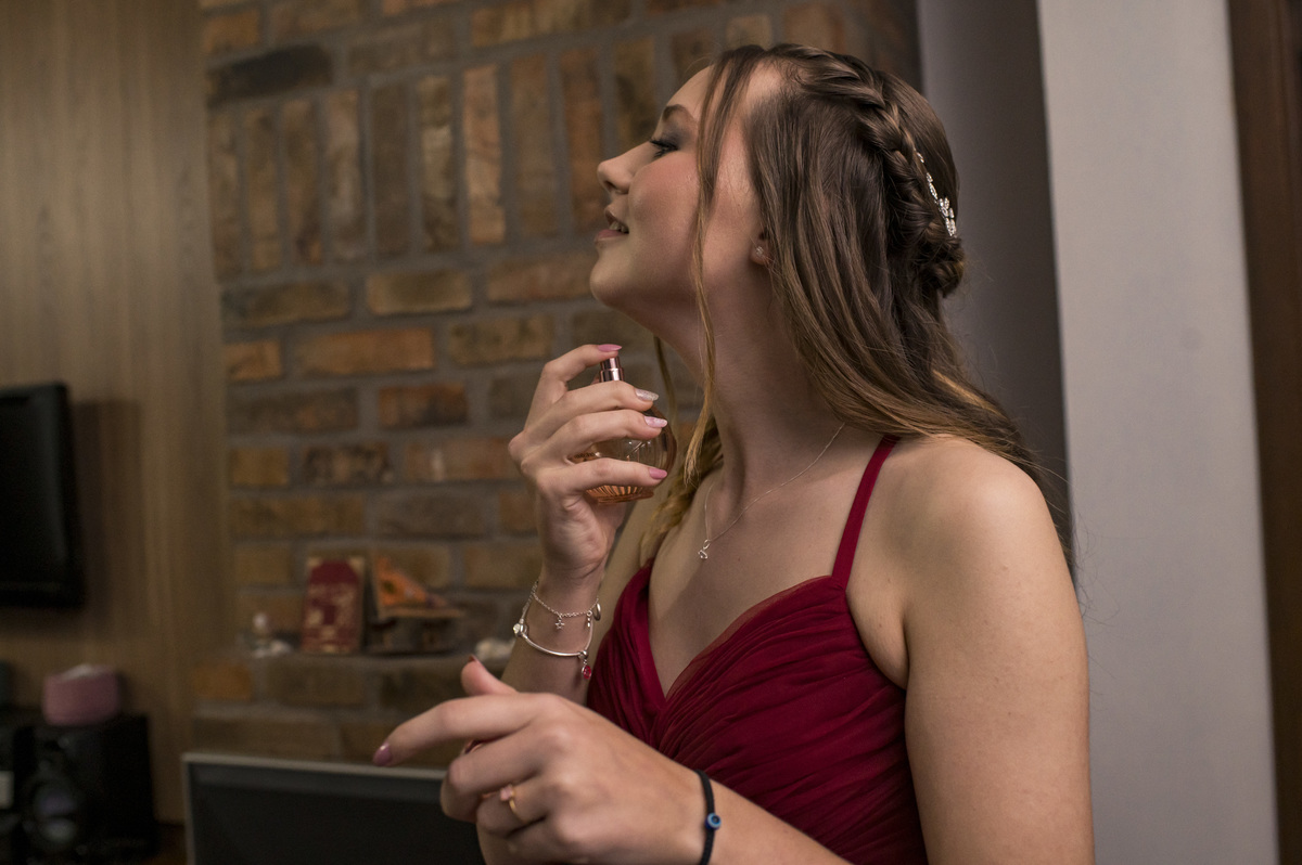 Festa de 15 anos, debutante passando perfume em casa antes da festa - fotógrafa Claudia Wallauer