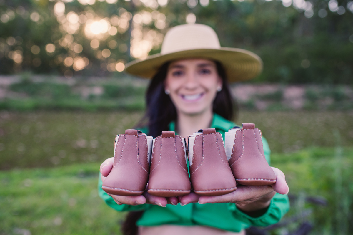 Ensaio de gestante de gêmeos com botinhinhas no interior de Triunfo - fotógrafa Claudia Wallauer