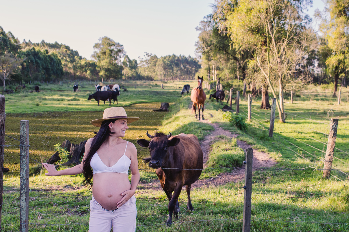 Ensaio gestante de gêmeos no interior de Triunfo,  com vacas, bois e égua - Fotógrafa Claudia Wallauer