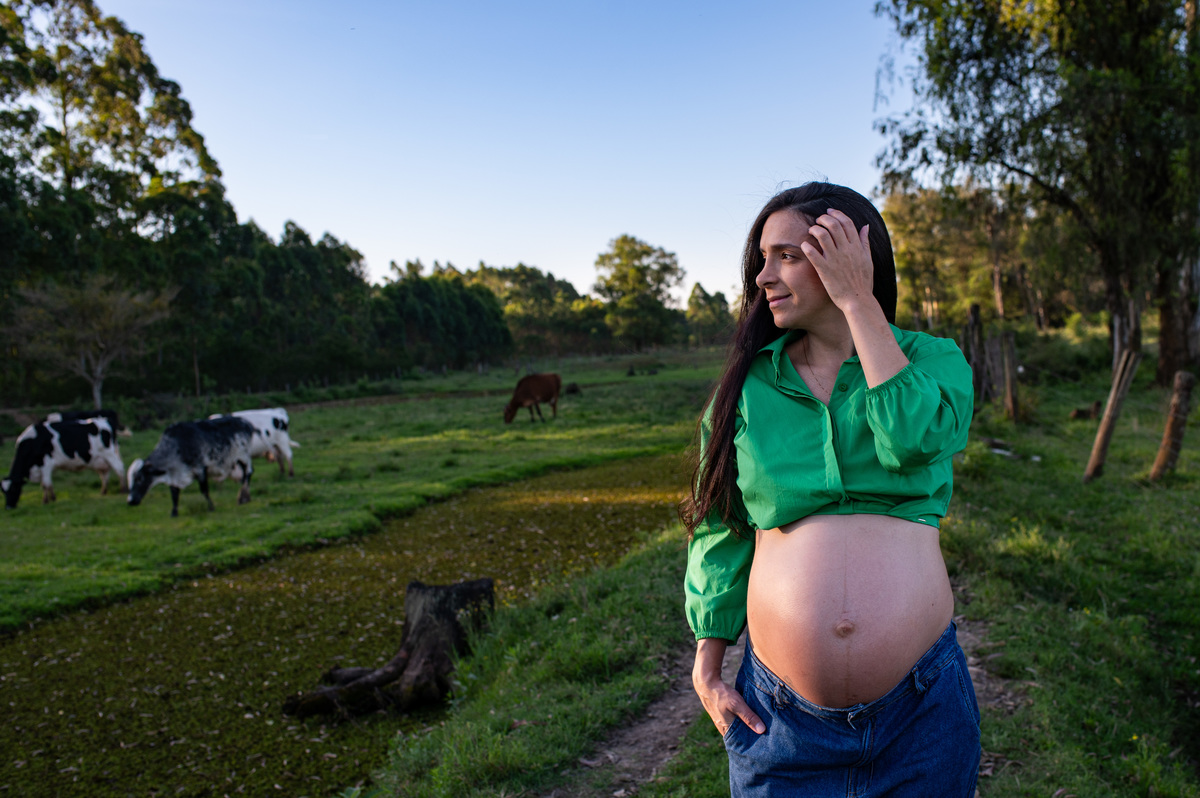 Ensaio de gestante de gêmeos no interior de Triunfo com bichinhos - Fotógrafa Claudia Wallauer