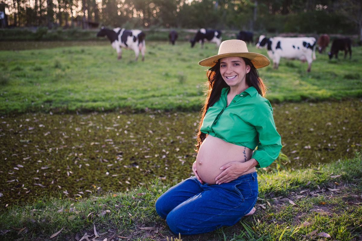 Ensaio de gestante de gêmeos no interior de Triunfo com vacas e bois ao fundo - fotógrafa Claudia Wallauer