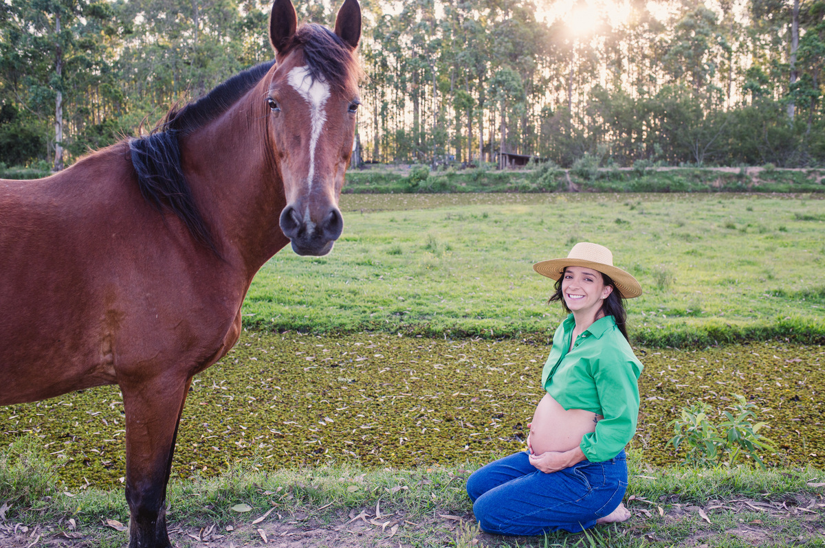 Ensaio de gestante de gêmeos com égua no interior de Triunfo - Fotógrafa Claudia Wallauer