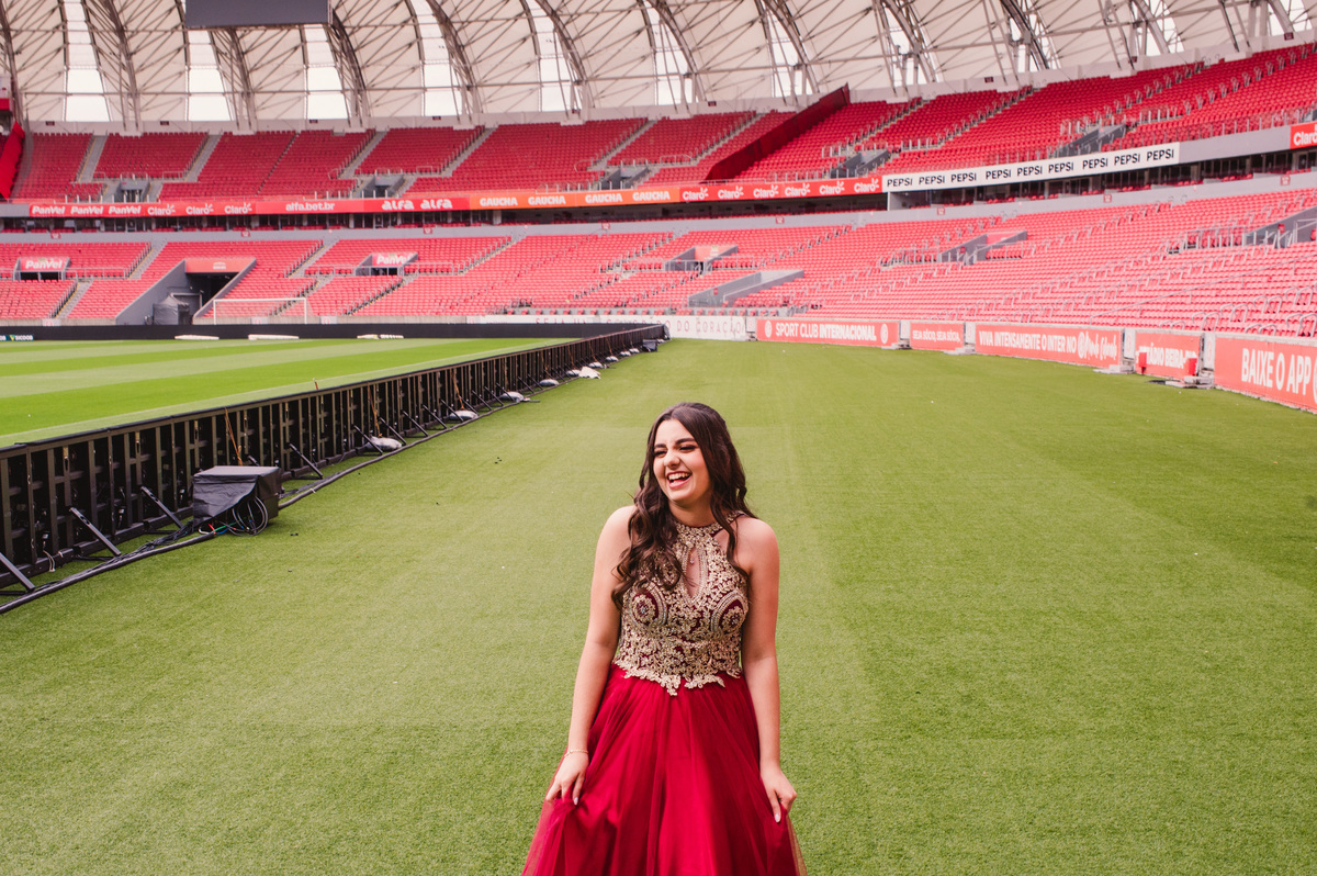 Ensaio fotográfico pré 15 anos no estádio Beira Rio - fotógrafa Claudia Wallauer -  foto no gramado