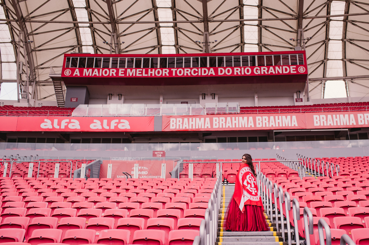 Ensaio fotográfico pré 15 anos no estádio Beira Rio - fotógrafa Claudia Wallauer - foto na arquibancada