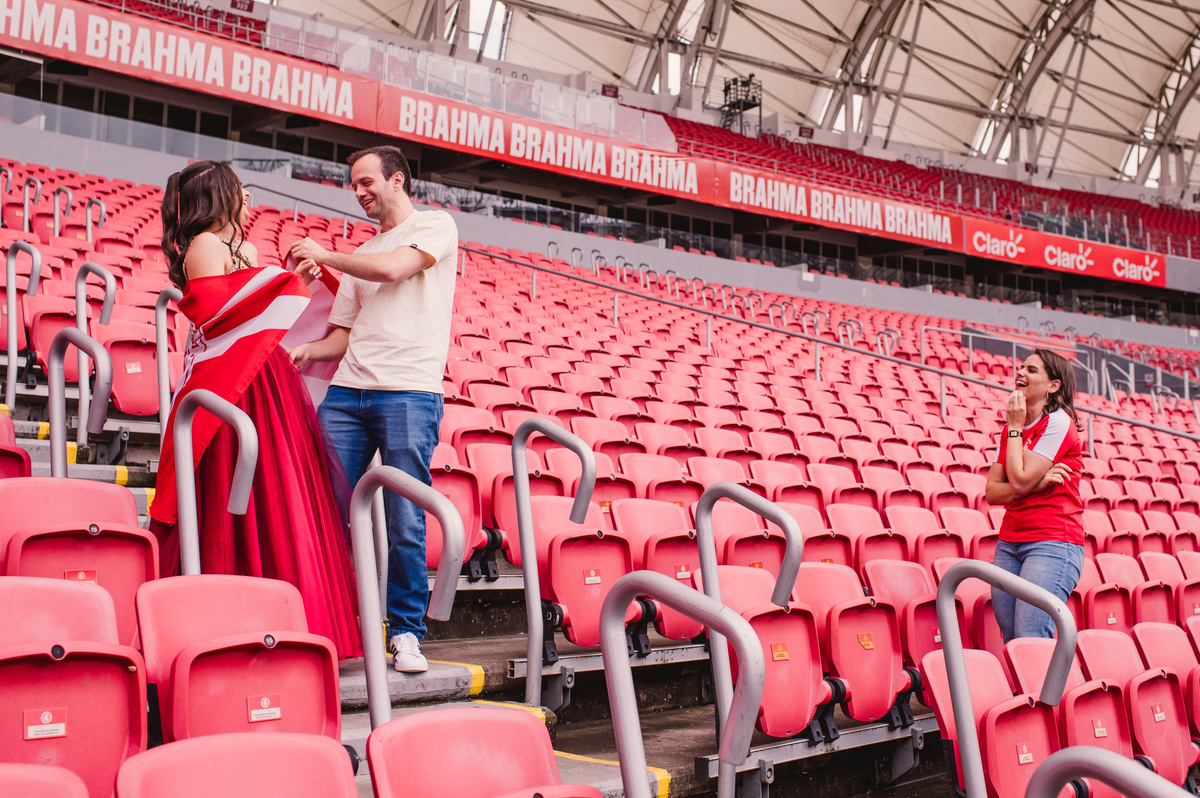 Ensaio fotográfico pré 15 anos no estádio Beira Rio - fotógrafa Claudia Wallauer - foto com família na arquibancada