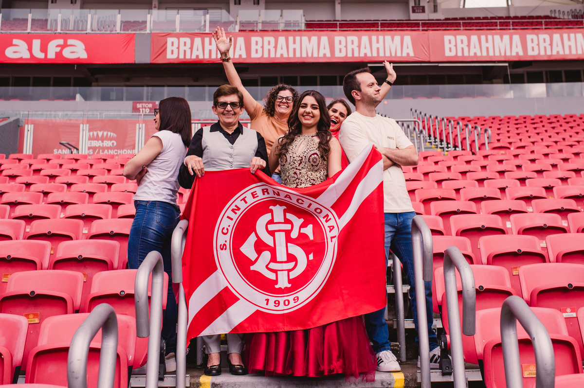Ensaio fotográfico pré 15 anos no estádio Beira Rio - fotógrafa Claudia Wallauer, foto com família na arquibancada