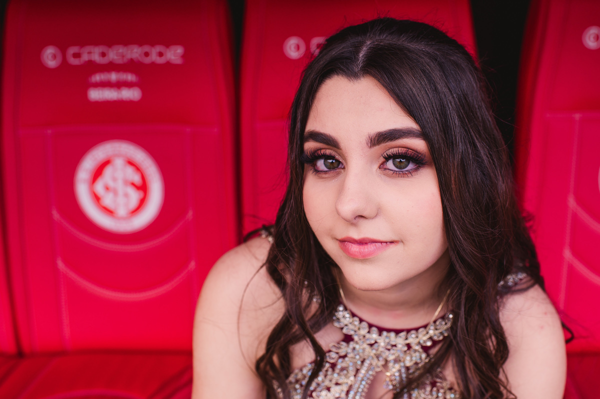 Ensaio fotográfico pré 15 anos no estádio Beira Rio - fotógrafa Claudia Wallauer - foto da debutante nos bancos dos reservas