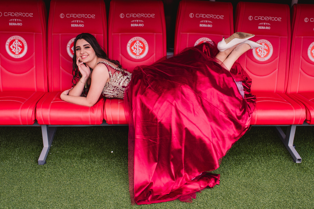 Ensaio fotográfico pré 15 anos no estádio Beira Rio - fotógrafa Claudia Wallauer foto da debutante no banco de reservas