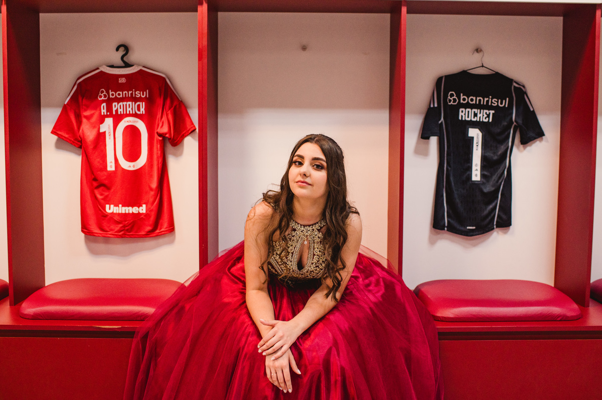 Ensaio fotográfico pré 15 anos no estádio Beira Rio - fotógrafa Claudia Wallauer - foto da debutante no vestiário