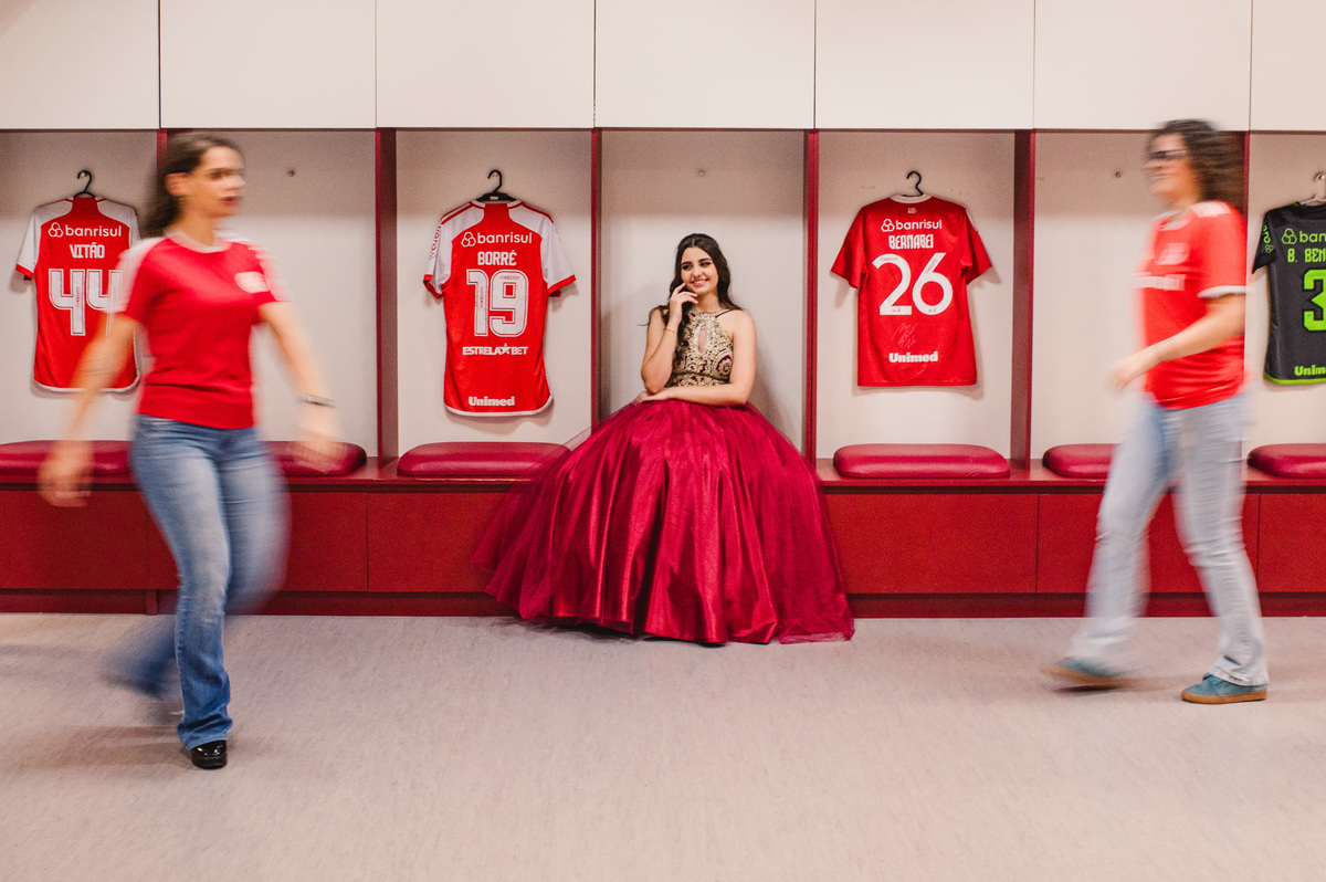 Ensaio fotográfico pré 15 anos no estádio Beira Rio - fotógrafa Claudia Wallauer - foto da debutante e família no vestiáro