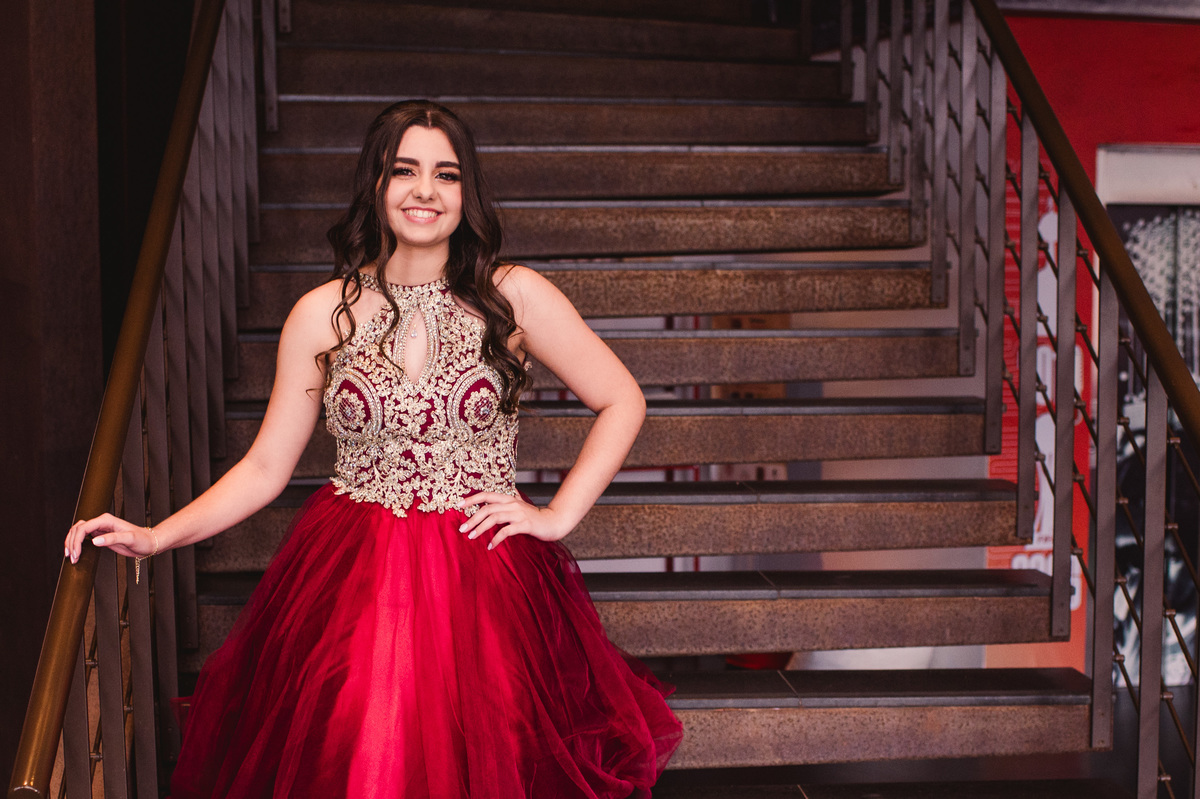 Ensaio fotográfico pré 15 anos no estádio Beira Rio - fotógrafa Claudia Wallauer - debutante na escadaria de entrada do museu do internacional