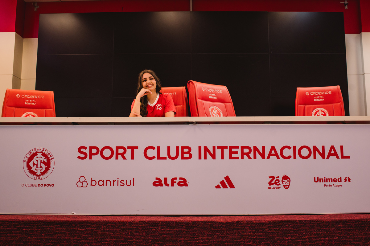 Ensaio fotográfico pré 15 anos no estádio Beira Rio - fotógrafa Claudia Wallauer - foto da debutante na sala de imprensa do internacional sport club