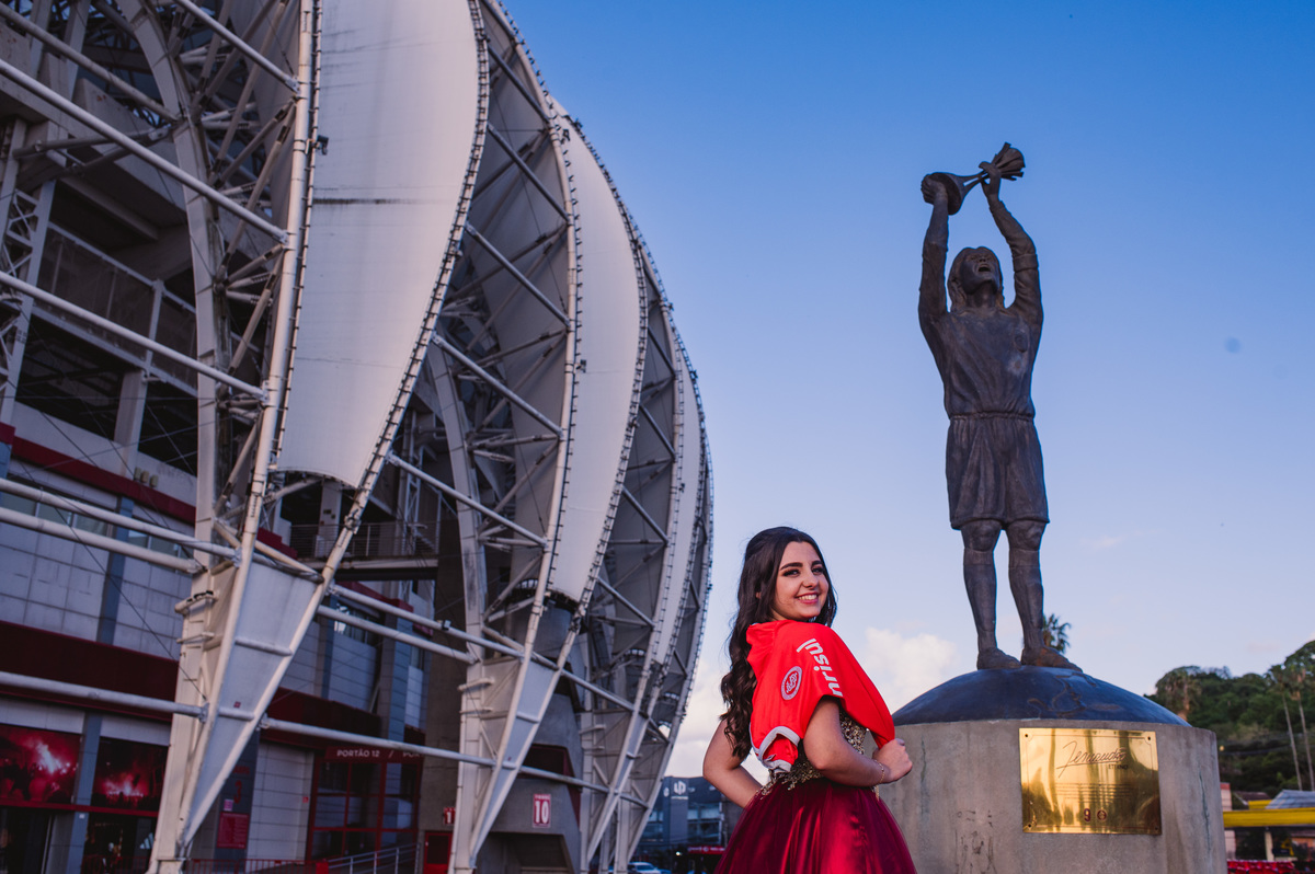 Ensaio fotográfico pré 15 anos no estádio Beira Rio - fotógrafa Claudia Wallauer - foto com a estátua do Fernandão do Internacional Sport Club