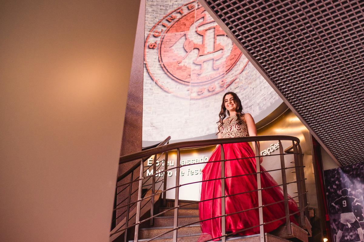 Ensaio fotográfico pré 15 anos no estádio Beira Rio - fotógrafa Claudia Wallauer - debutante na escadaria de entrada do museu do internacional