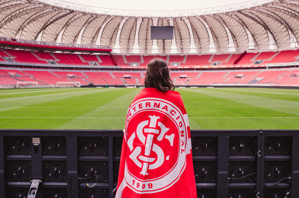 Ensaio fotográfico pré 15 anos no estádio Beira Rio - fotógrafa Claudia Wallauer - debutante com a bandeira do internacional sport club