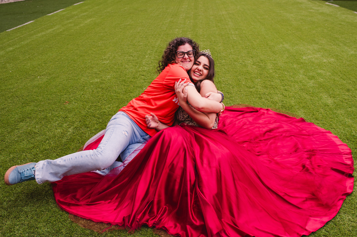 Ensaio fotográfico pré 15 anos no estádio Beira Rio - fotógrafa Claudia Wallauer, foto de mãe e filha coloradas