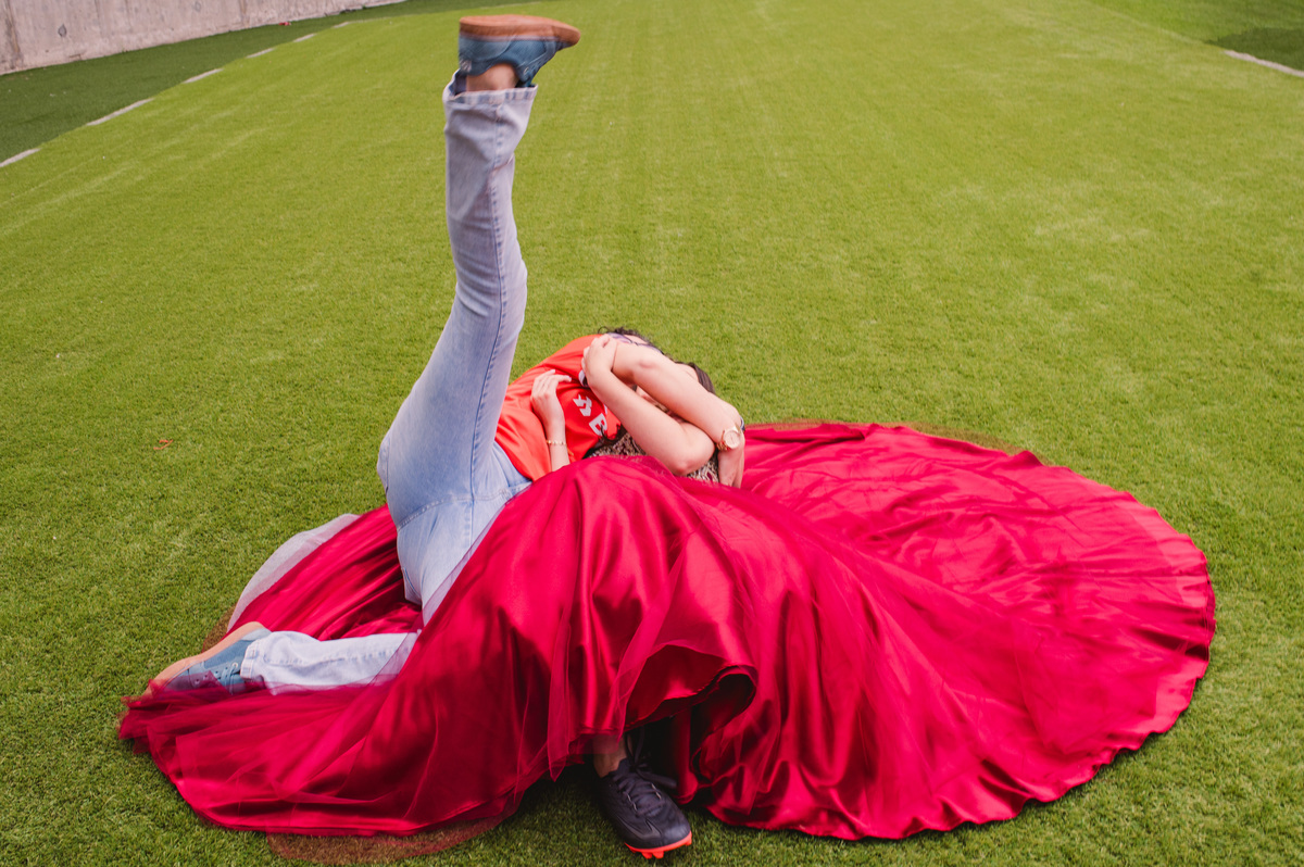 Ensaio fotográfico pré 15 anos no estádio Beira Rio - fotógrafa Claudia Wallauer - foto engraçada de mãe e filhas coloradas