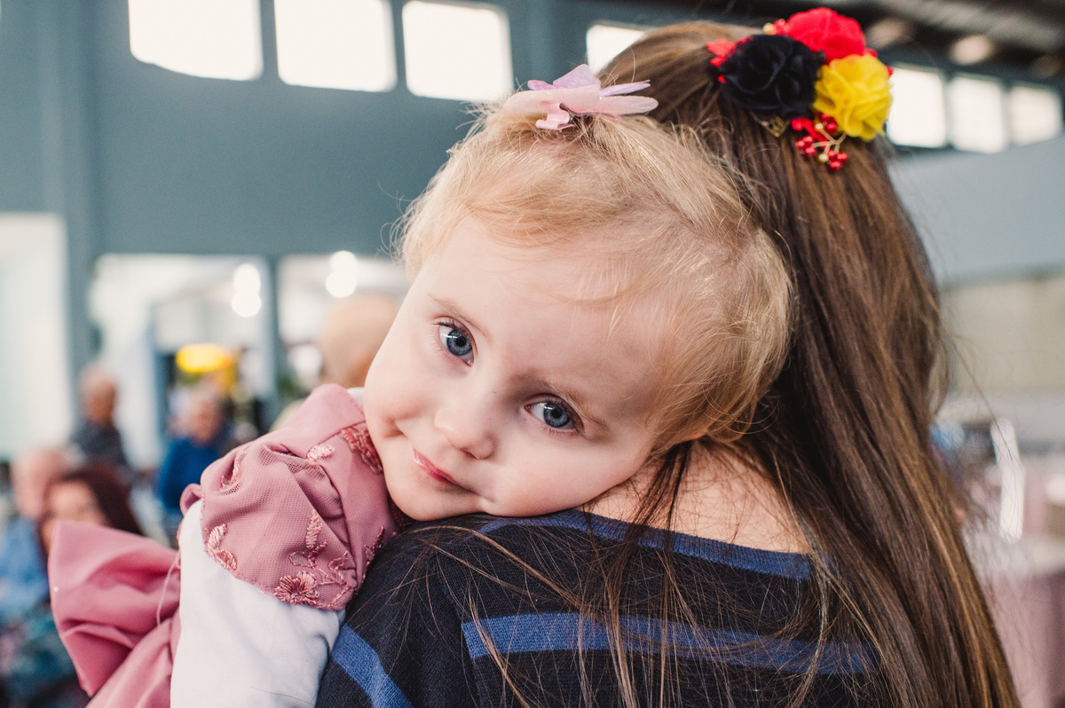 Festa de aniversário infantil em Brochier, fotógrafa Claudia Wallauer, criança no colo da mãe