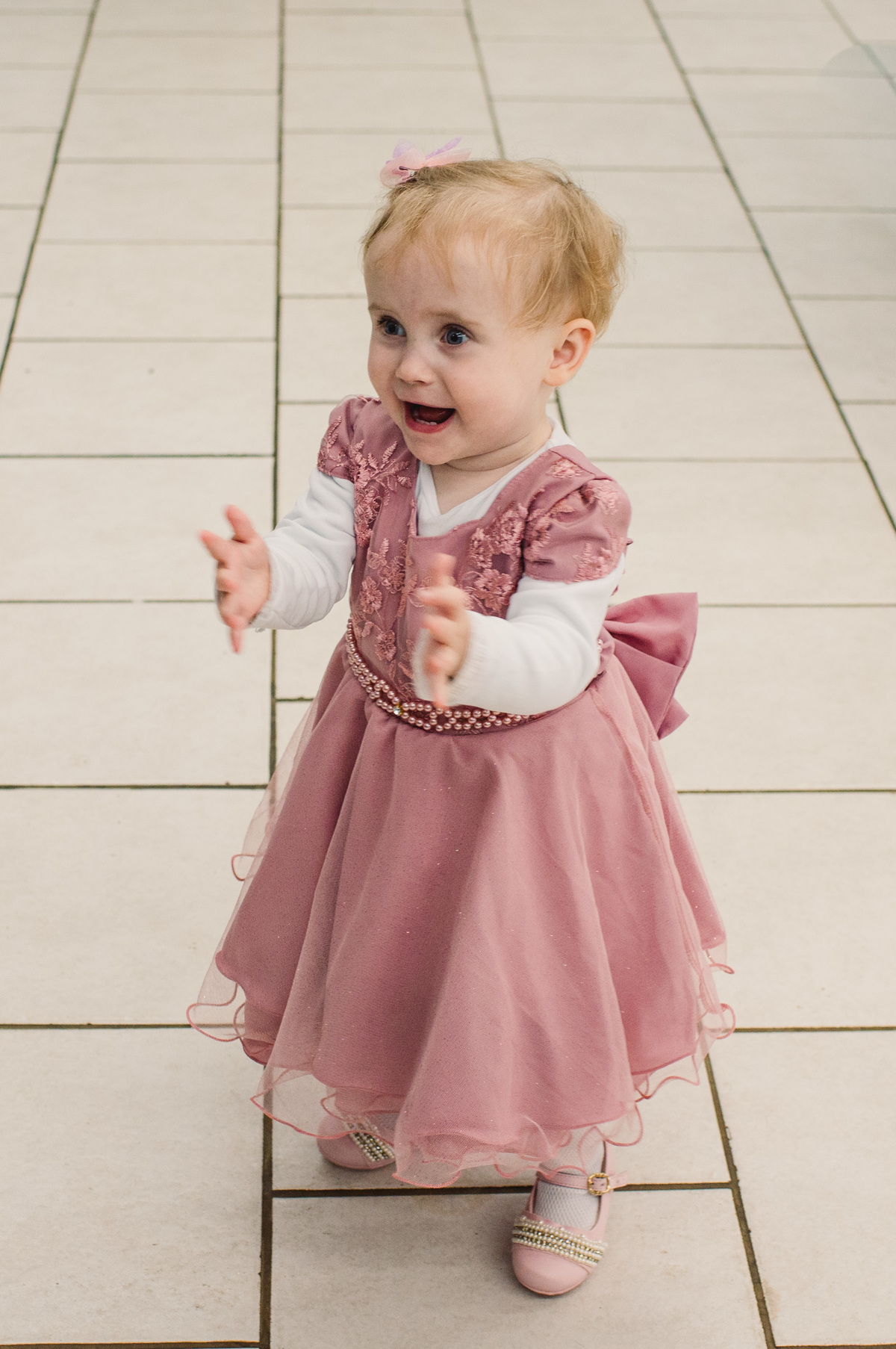Festa de aniversário infantil em Brochier, fotógrafa Claudia Wallauer, criança feliz caminhando pela festa