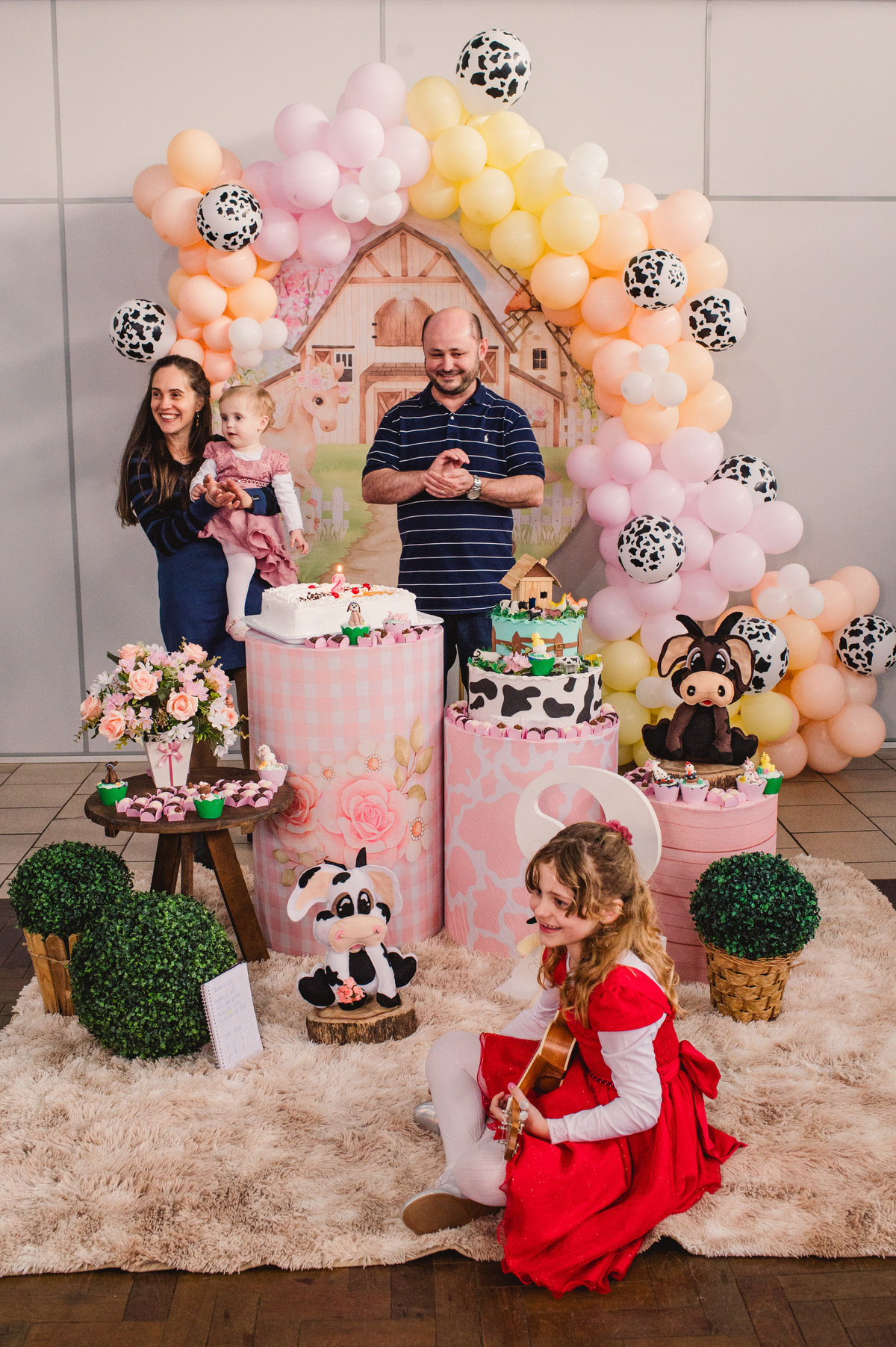 Festa de aniversário infantil em Brochier, fotógrafa Claudia Wallauer, hora do parabéns com a irmã tocando Ukulele