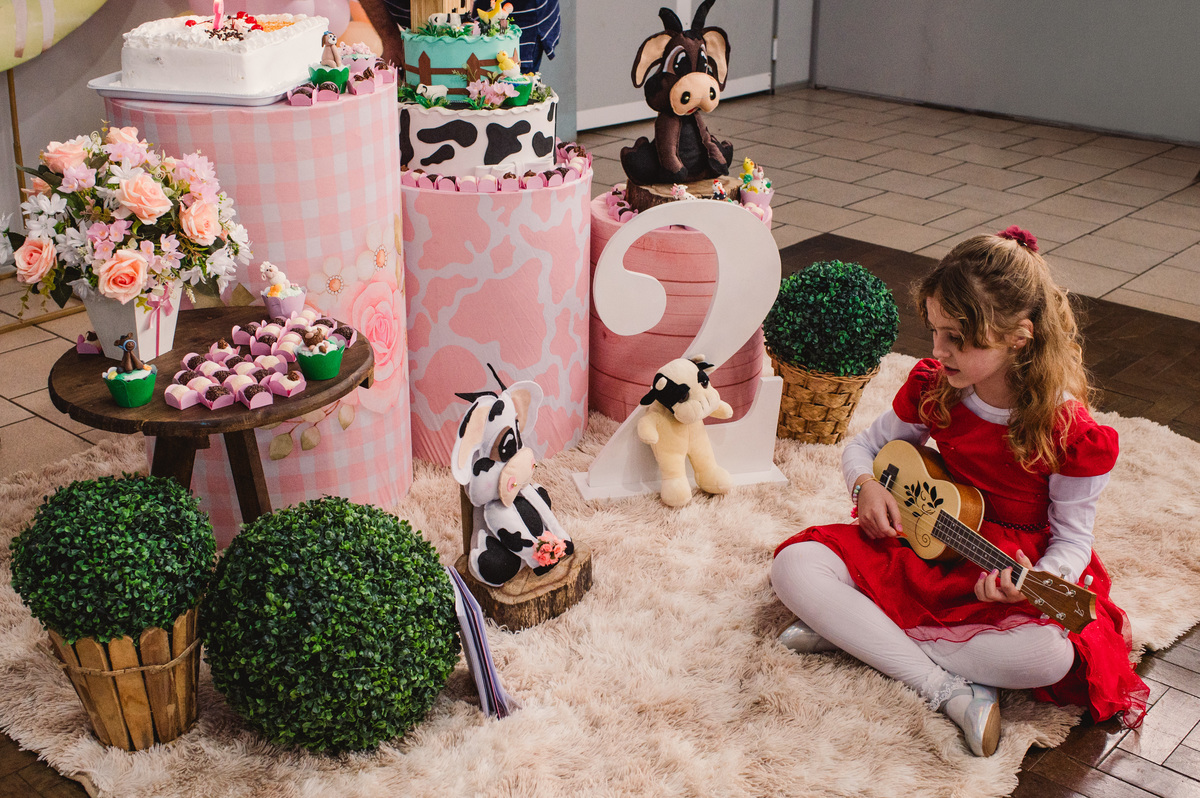 Festa de aniversário infantil em Brochier, fotógrafa Claudia Wallauer, irmã tocando parabéns a você no Ukulele