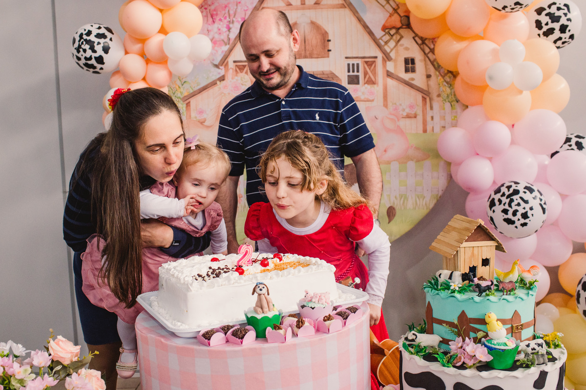 Festa de aniversário infantil em Brochier, fotógrafa Claudia Wallauer, hora de assoprar a velinha