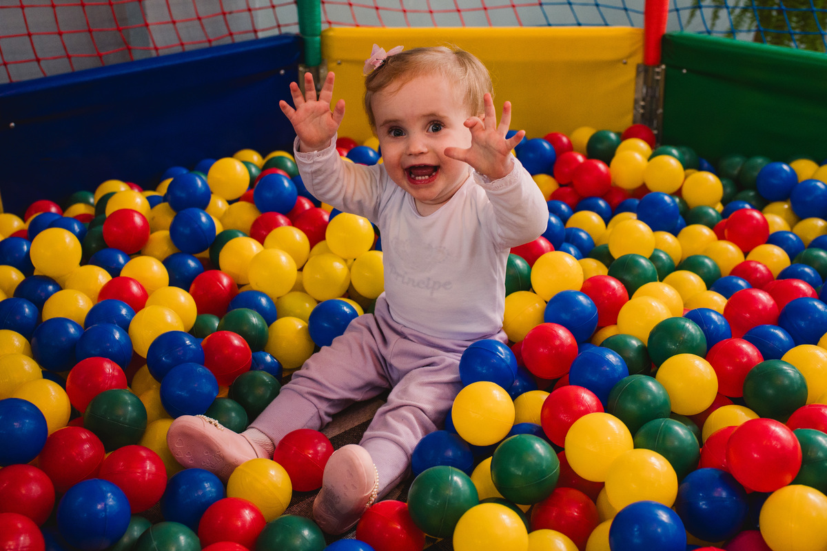 Festa de aniversário infantil em Brochier, fotógrafa Claudia Wallauer, criança na piscina de bolinhas
