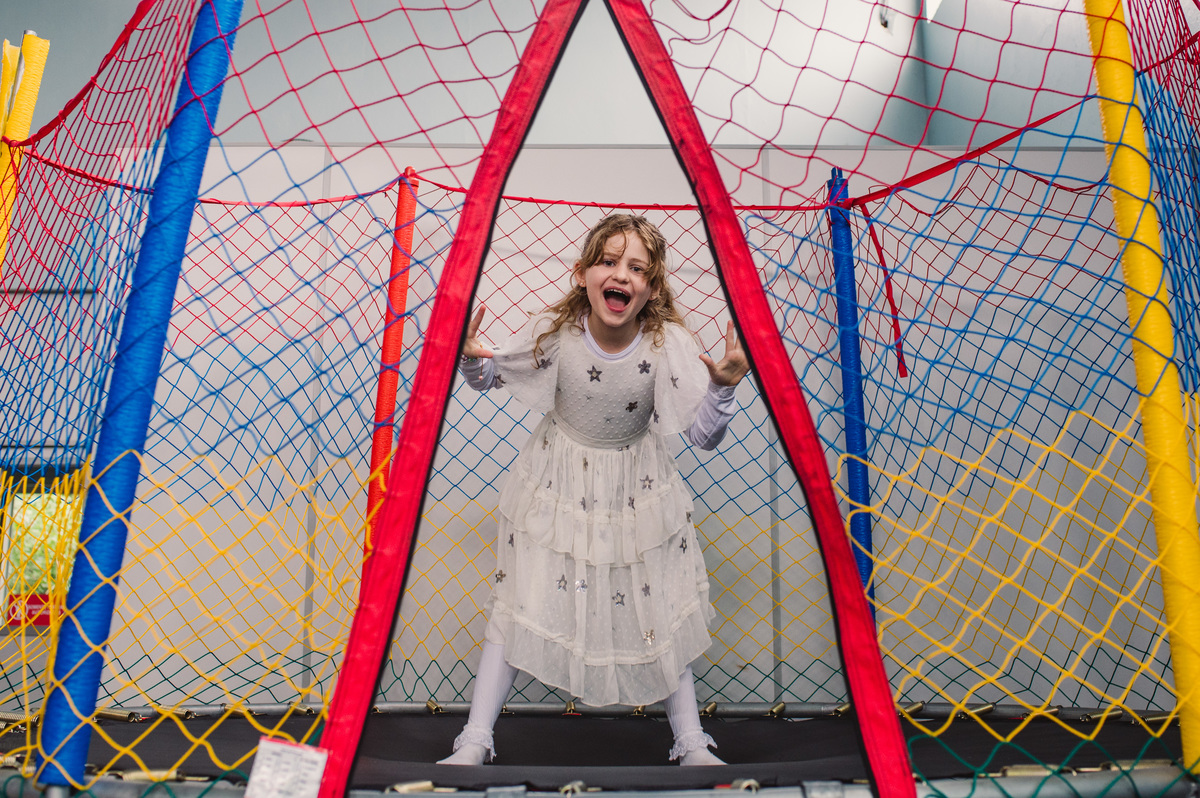 Festa de aniversário infantil em Brochier, fotógrafa Claudia Wallauer, criança na cama elástica