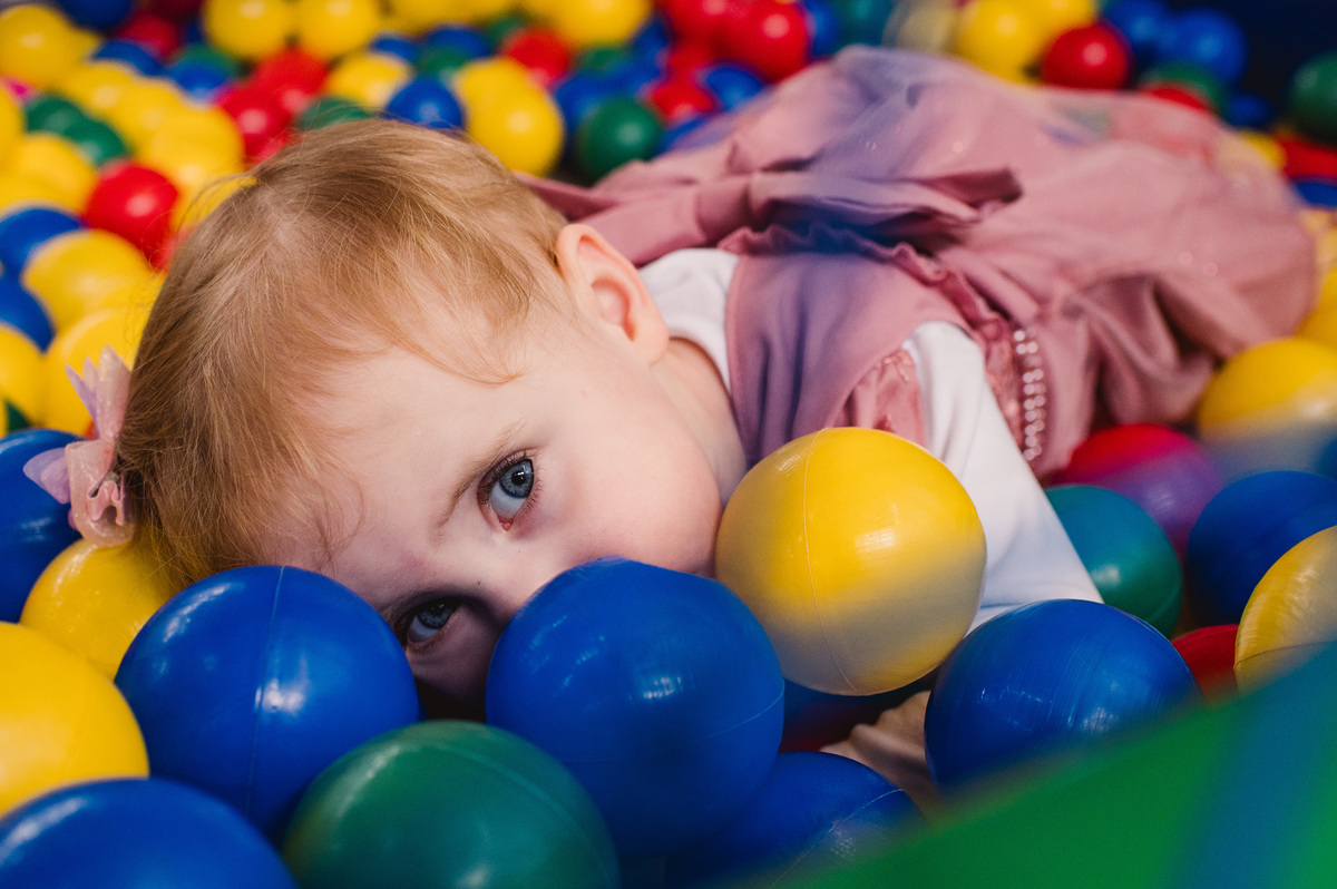 Festa de aniversário infantil em Brochier, fotógrafa Claudia Wallauer, criança na piscina de bolinhas