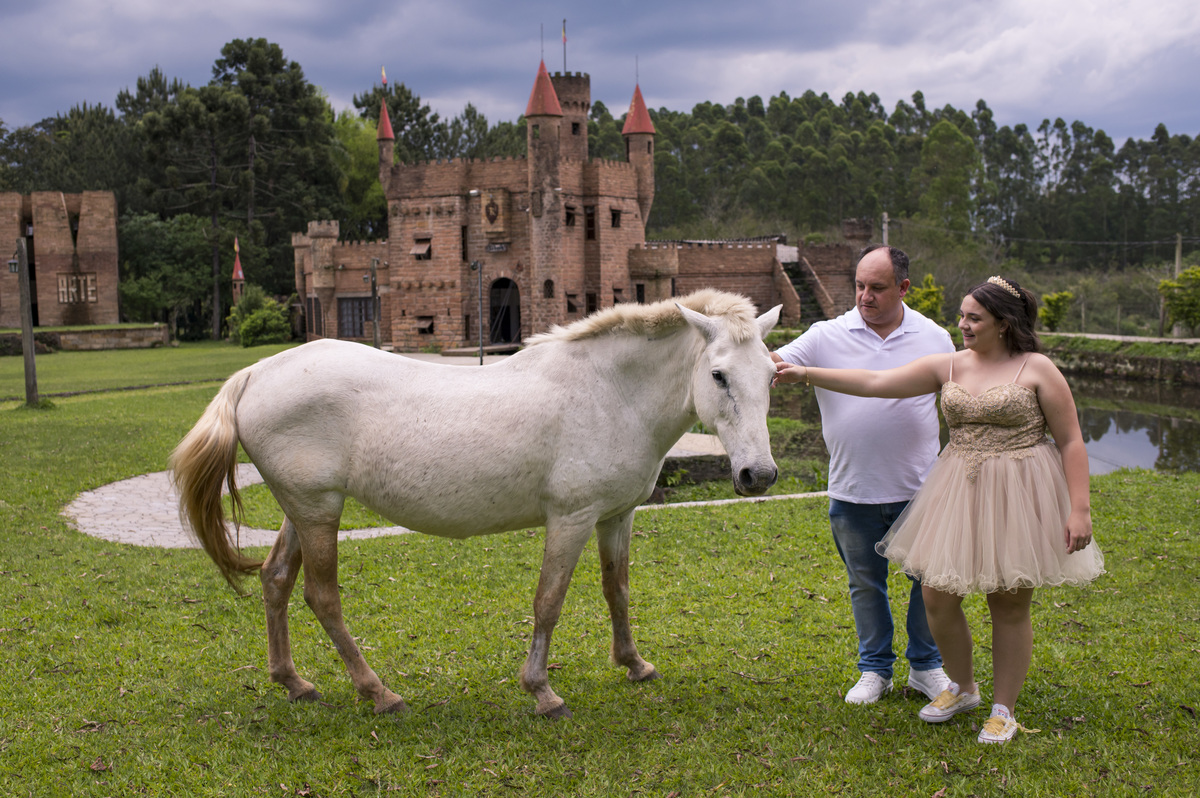 Ensaio pré 15 no Castelo, A Bela e a Fera, foto com cavalo branco