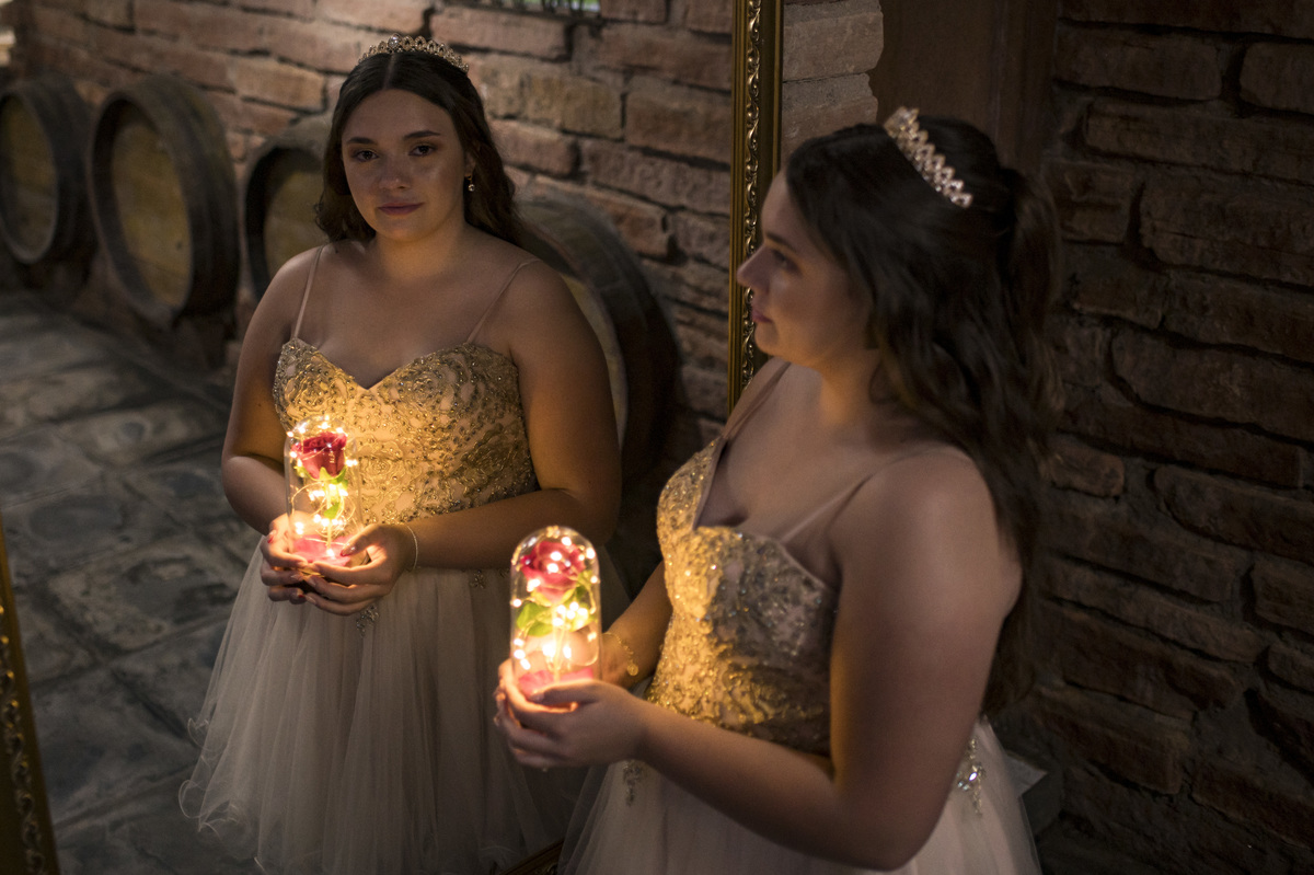 Ensaio pré 15 no Castelo, A Bela e a Fera, foto no espelho com a rosa vermelha da Bela