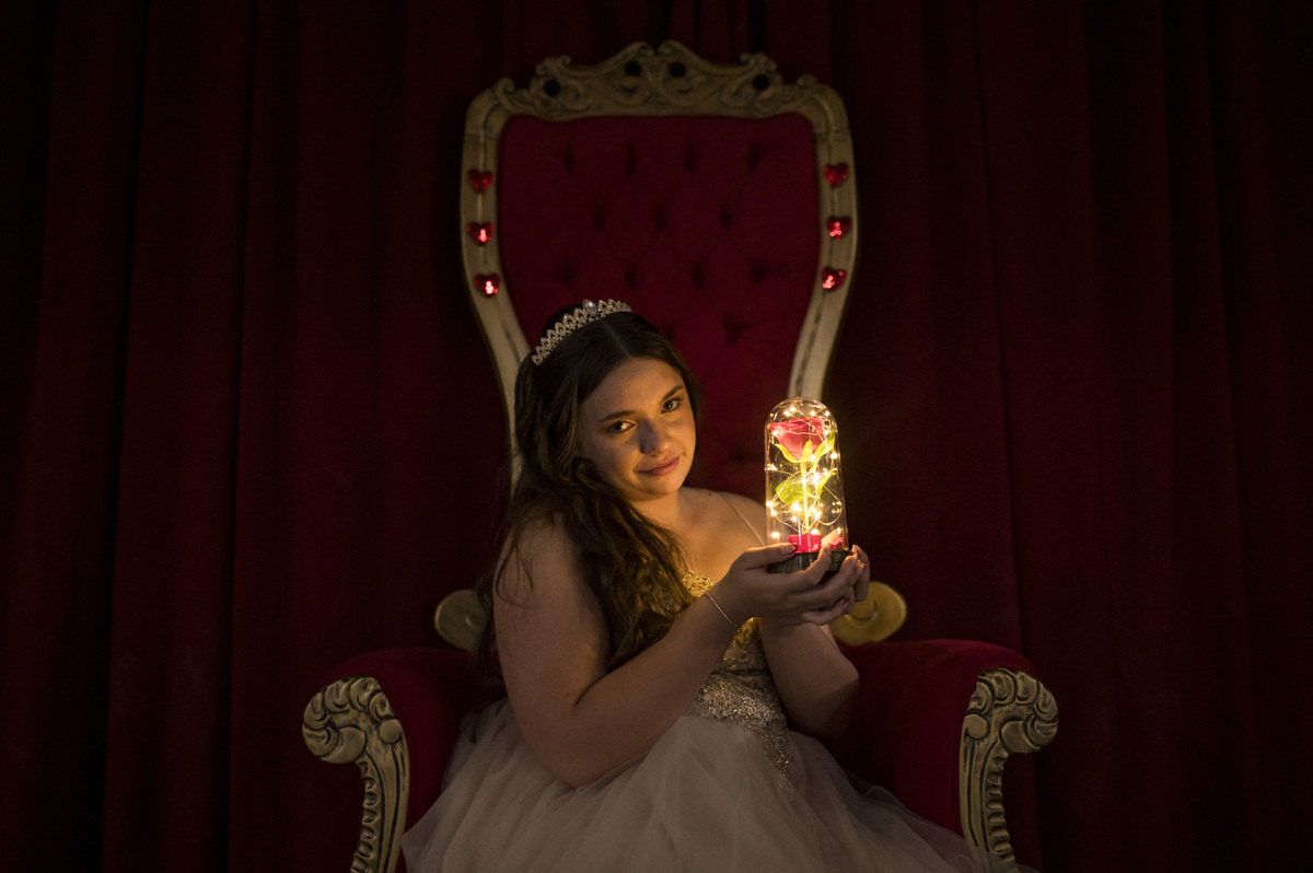 Ensaio pré 15 no Castelo, A Bela e a Fera, foto com a rosa vermelha na cúpula