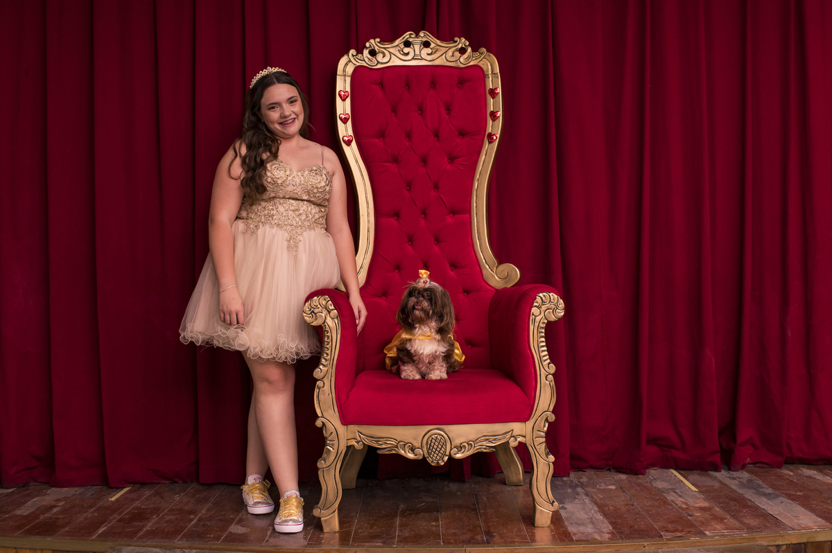 Ensaio pré 15 no Castelo, A Bela e a Fera, debutante e cachorrinha sentada no trono