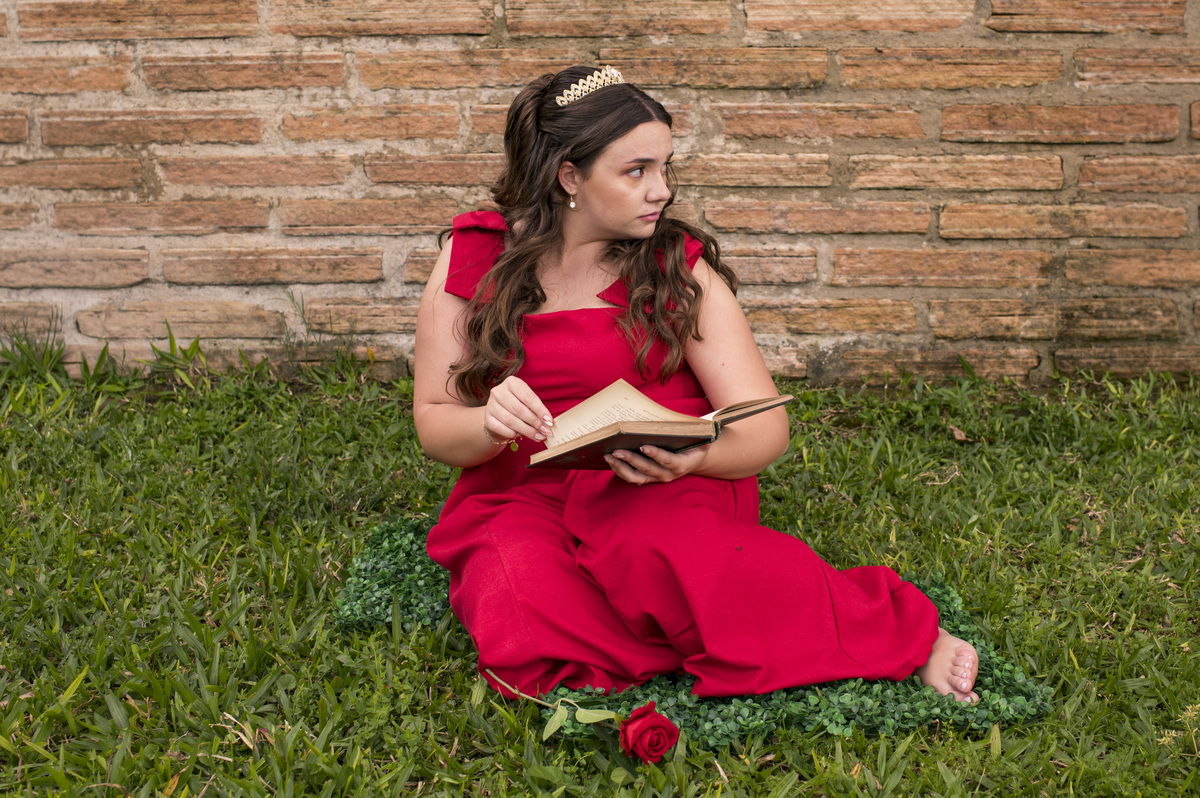 Ensaio pré 15 no Castelo, A Bela e a Fera, debutante em foto com o livro