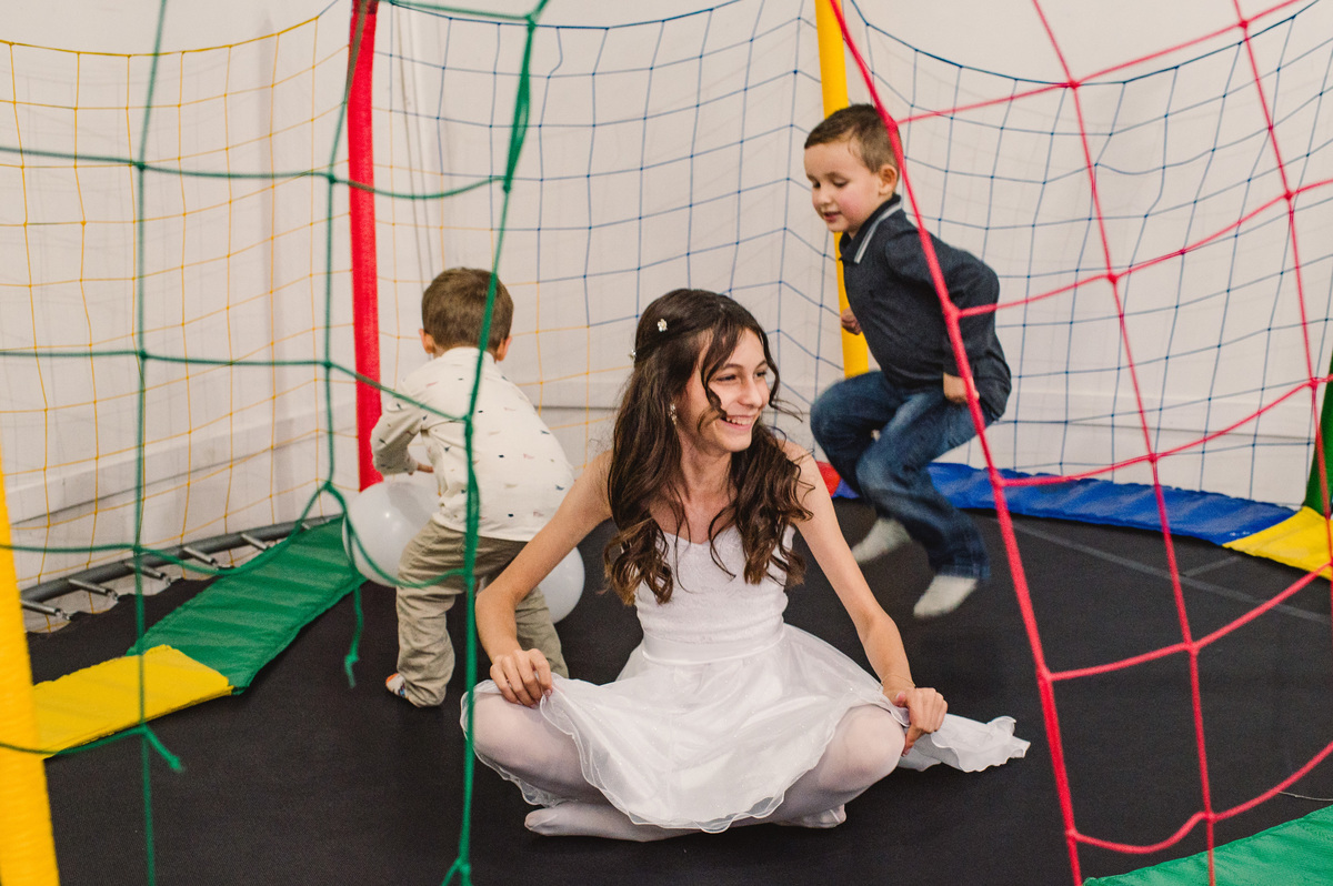 Crianças brincando na cama elástica na casa de Festas Festejar