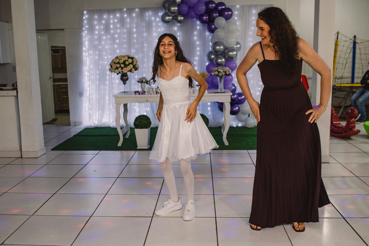 mãe e filha dançando na confirmação na casa de festas Festejar