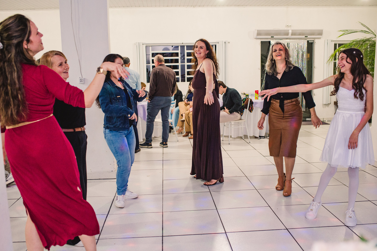 familiares dançando na casa de festas Festejar, festa de Confirmação