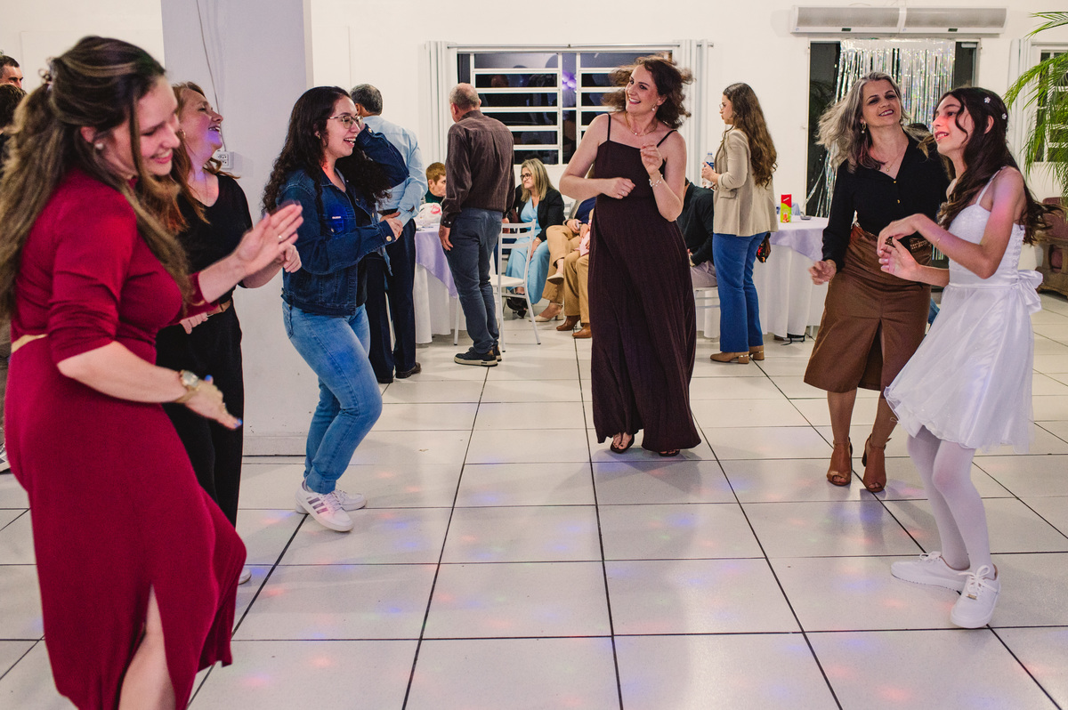 familiares dançando na casa de festas Festejar, festa de Confirmação