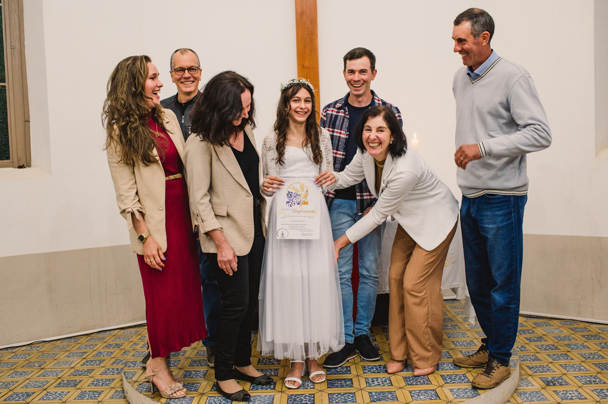 Confirmação na igreja Evangélica de Campo do Meio, foto da confirmanda com os padrinhos