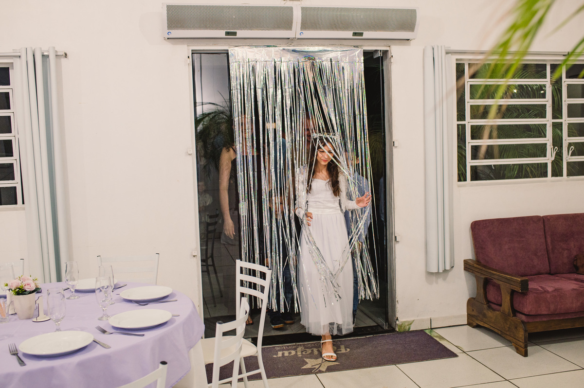 Família chegando na festa de Confirmação de fé na casa de festas Festejar