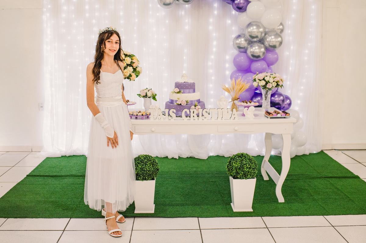 Foto da confirmanda na mesa decorada de confirmação - casa de festas Festejar